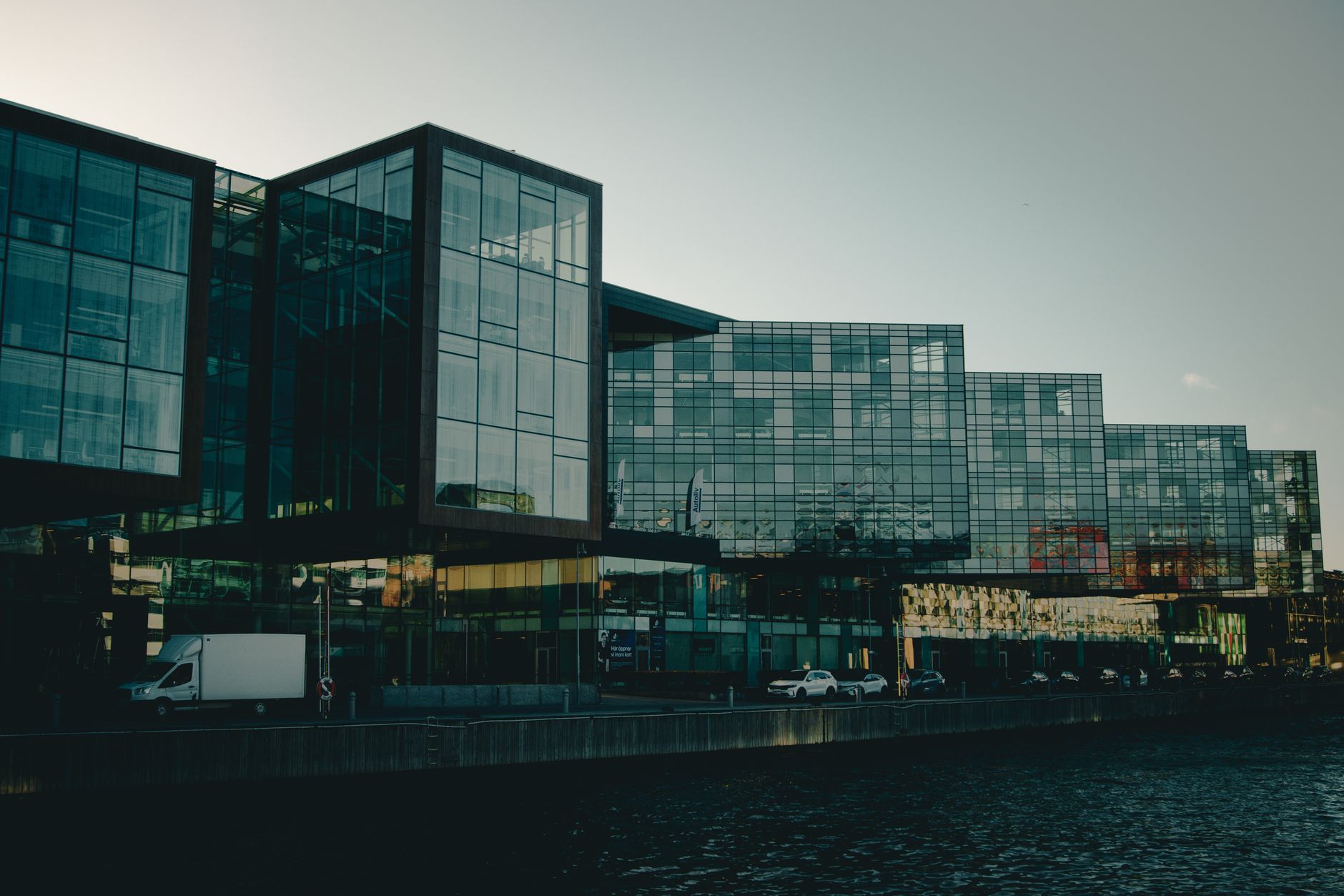 Dokumentmappe fra selskabsadministrationen på skrivebordet